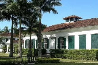 Prefeito de Quissamã anuncia demissão de mais de mil comissionados e corte de 25% nos contratos