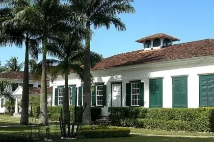 Prefeito de Quissamã anuncia demissão de mais de mil comissionados e corte de 25% nos contratos