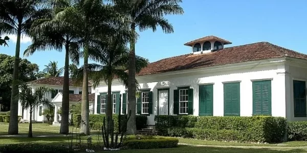 Prefeito de Quissamã anuncia demissão de mais de mil comissionados e corte de 25% nos contratos