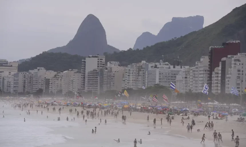 Calor de até 34°C e pancadas de chuva marcam o fim de semana no Rio