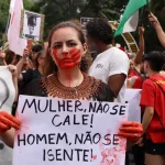 Manifestante participa de ato contra o feminicídio e cobra responsabilização dos agressores durante protesto no Rio.