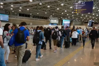Passageiros embarcam no Galeão