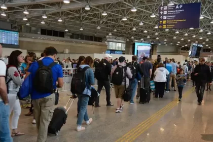 Passageiros embarcam no Galeão