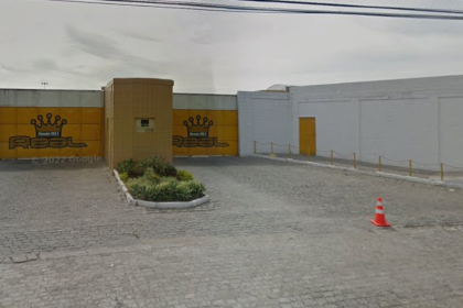 Fachada da garagem da Real Auto ônibus, na Maré