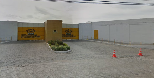 Fachada da garagem da Real Auto ônibus, na Maré
