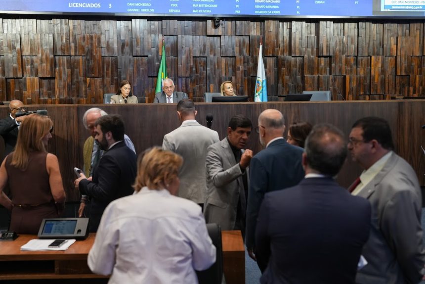 Plenário da Alerj durante sessão em que deputados cobraram providências após o estupro coletivo de uma adolescente de 13 anos em São João de Meriti, na Baixada Fluminense.