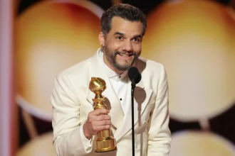 Wagner Moura com o Globo de Ouro: premiação internacional terá edição oficial no Rio a partir de 2026.