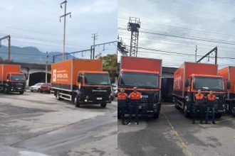 Caminhões da Defesa Civil saindo para entregar kits de ajuda para municípios afetados por chuvas