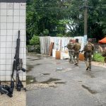 À esquerda, fuzis apreendidos; à direita, agentes do Bope em operação contra "Equipe Caos", em Vargem Grande