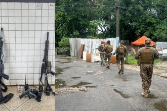 À esquerda, fuzis apreendidos; à direita, agentes do Bope em operação contra "Equipe Caos", em Vargem Grande