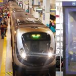 No lado esquerdo, linha de metrô chegand0 à estação no Rio; no lado direito, estação de glitter da MetrôRio