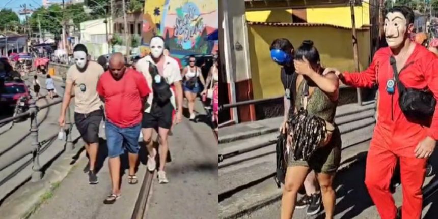 Policiais disfarçados com máscaras prendem suspeitos por furto durante desfile de bloco no Rio