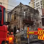 Bombeiros atuam no combate a incêndio em imóvel histórico no bairro Vasco da Gama