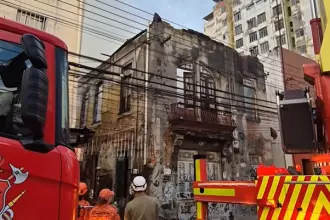 Bombeiros atuam no combate a incêndio em imóvel histórico no bairro Vasco da Gama