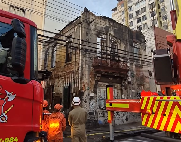 Bombeiros atuam no combate a incêndio em imóvel histórico no bairro Vasco da Gama