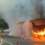 Bombeiros combatem incêndio em ônibus na Avenida Armando Lombardi, na Barra da Tijuca