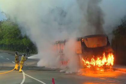 Bombeiros combatem incêndio em ônibus na Avenida Armando Lombardi, na Barra da Tijuca