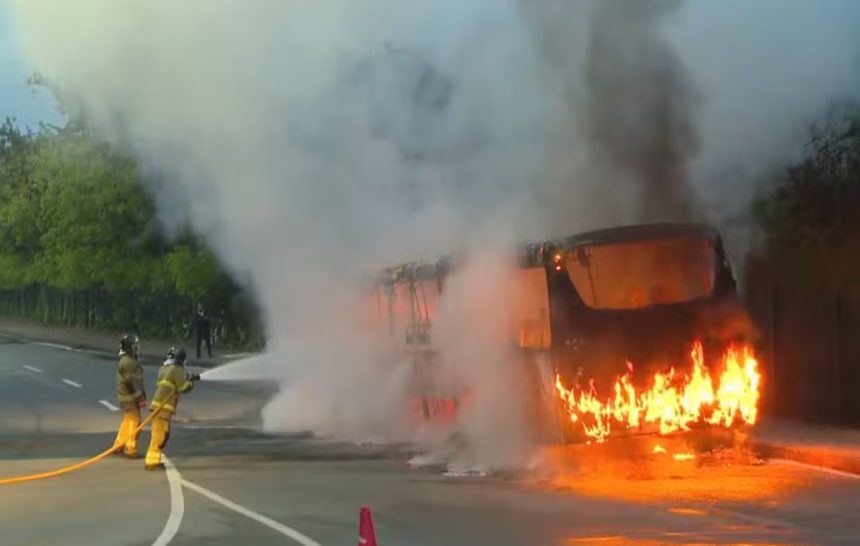 Bombeiros combatem incêndio em ônibus na Avenida Armando Lombardi, na Barra da Tijuca
