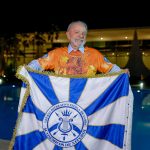 Presidente Lula segura bandeira da Acadêmicos de Niterói, escola que o homenageia em desfile neste domingo (15)