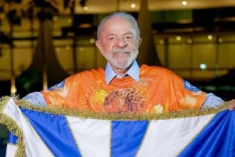 Presidente Luiz Inácio Lula da Silva é tema de samba-enredo da Acadêmicos de Niterói para o Carnaval de 2026, alvo de questionamento do Partido Novo no TSE.