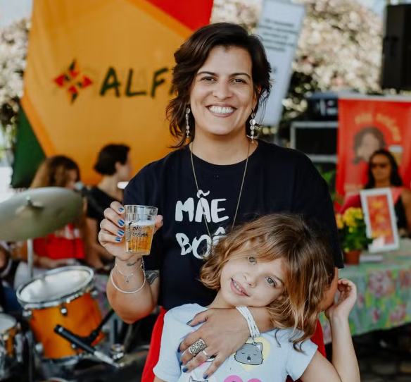 Jornalista Marina Gonçalves e filha no bloco Mãe Boêmia