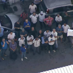 Funcionários da Real Auto Ônibus e da Vila Isabel protestam em frente às garagens de ônibus