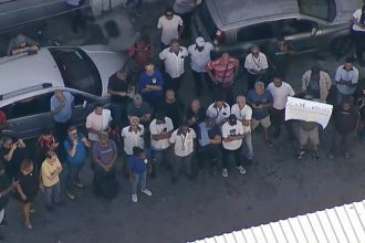 Funcionários da Real Auto Ônibus e da Vila Isabel protestam em frente às garagens de ônibus