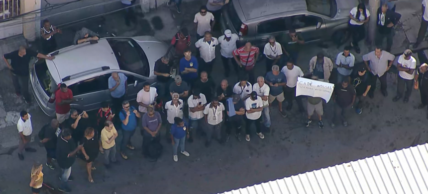 Funcionários da Real Auto Ônibus e da Vila Isabel protestam em frente às garagens de ônibus