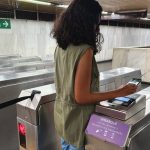 Passageira acessando estação de metrô no Rio