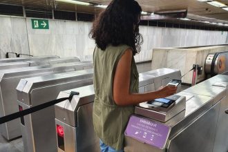 Passageira acessando estação de metrô no Rio
