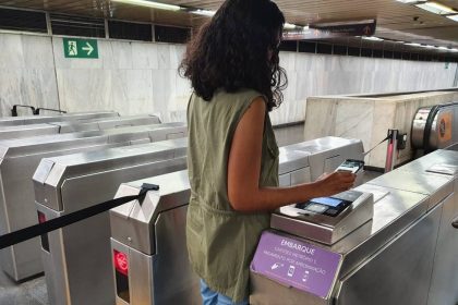 Passageira acessando estação de metrô no Rio