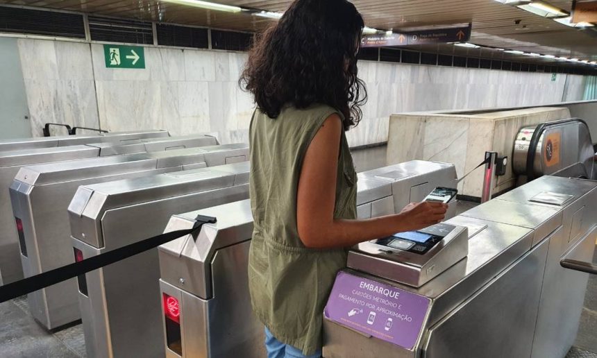 Passageira acessando estação de metrô no Rio