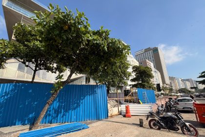 Tapumes começam a ser retirados da frente do MIS, devolvendo parte da calçada aos pedestres na Avenida Atlântica, em Copacabana.