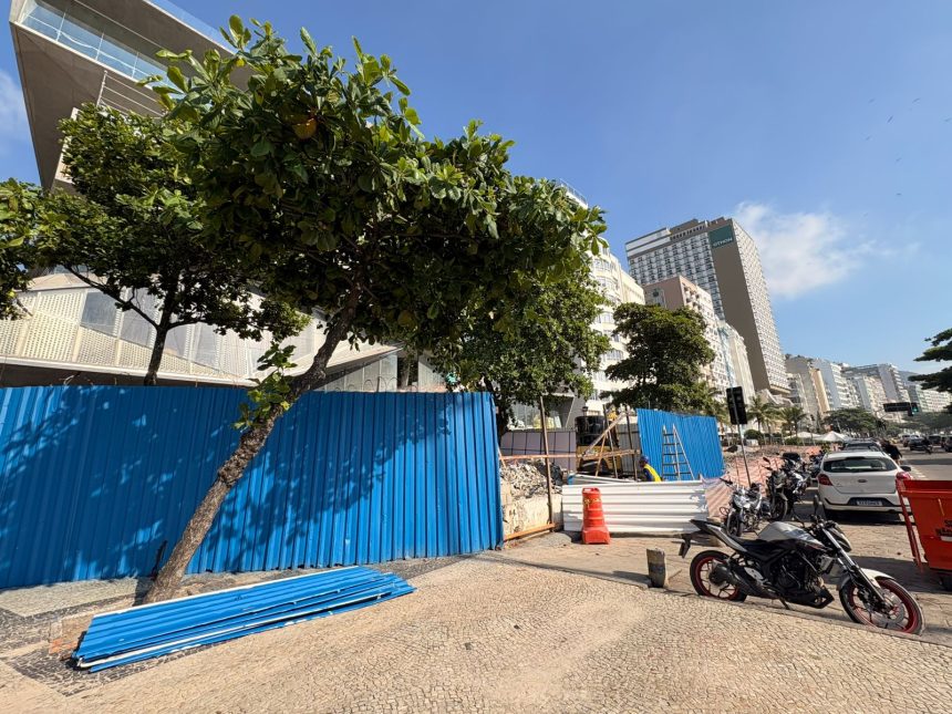 Tapumes começam a ser retirados da frente do MIS, devolvendo parte da calçada aos pedestres na Avenida Atlântica, em Copacabana.