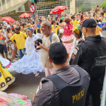 Policiais militares patrulham rua durante desfile de bloco de carnaval no Rio
