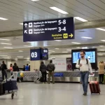 Passageiros desembarcam no Aeroporto do Galeão, no Rio