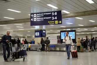 Passageiros desembarcam no Aeroporto do Galeão, no Rio