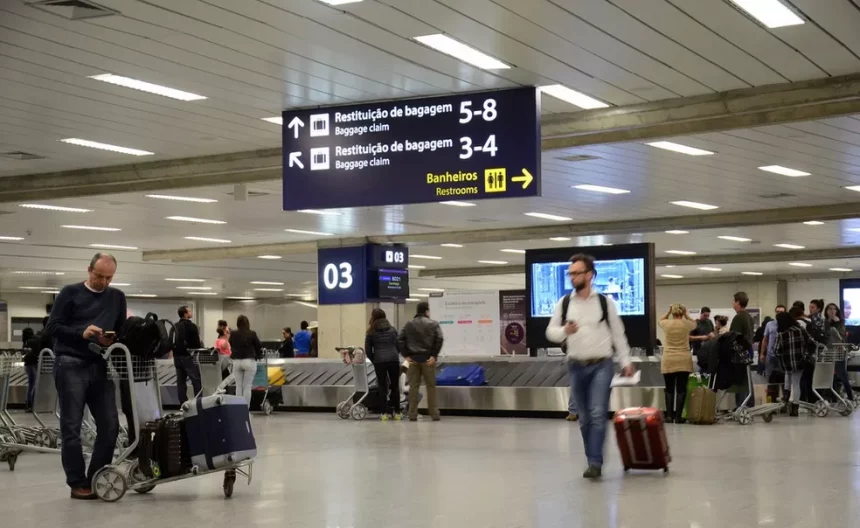 Passageiros desembarcam no Aeroporto do Galeão, no Rio
