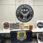 Uma ação integrada da Polícia Federal e da Polícia Rodoviária Federal resultou na apreensão de cerca de 54 quilos de pasta base de cocaína na tarde desta sexta-feira (20), na Rodovia Presidente Dutra, na altura do km 227, em Piraí, no Sul Fluminense. A operação ocorreu no âmbito da Missão Redentor II. As equipes interceptaram um caminhão-trator acoplado a um semirreboque e, durante a fiscalização, localizaram aproximadamente 54 kg da droga acondicionados em caixas. Segundo as investigações, o motorista teria retirado o carregamento em Mogi das Cruzes e seguia em direção ao Rio. Ele foi preso em flagrante e encaminhado, junto com o veículo e o material apreendido, para a Superintendência Regional da PF no Rio. A ocorrência contou com a participação de policiais das Delegacias de Repressão a Drogas do Rio (DRE/RJ) e de São Paulo (DRE/SP), além do Grupo de Investigações Sensíveis (GISE/PF/RJ). De acordo com a PF, a apreensão representa um impacto relevante na logística do crime organizado. A pasta base, após refinada, poderia gerar um volume muito maior de droga para abastecer o varejo nas comunidades fluminenses. O motorista vai responder por tráfico interestadual de drogas. A ação integra a Missão Redentor II, realizada no contexto da ADPF 635, com foco na descapitalização de organizações criminosas e no bloqueio de rotas de transporte de armas e entorpecentes para áreas urbanas do estado.