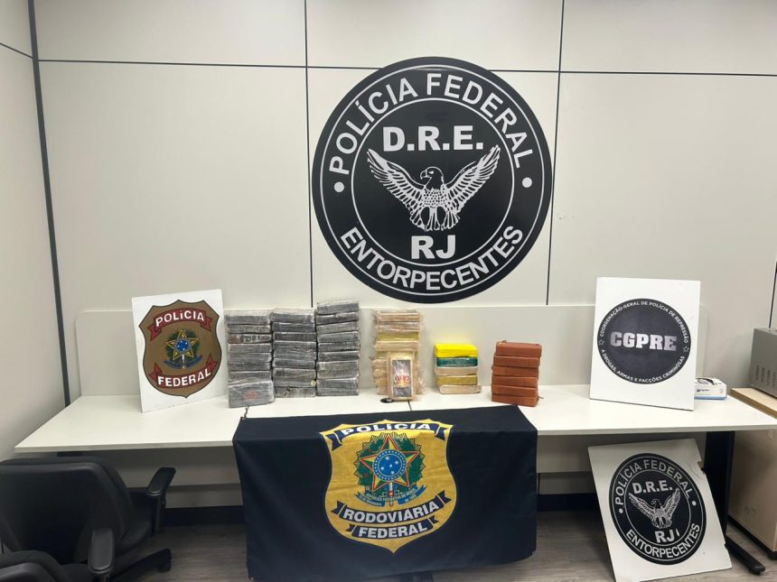 Uma ação integrada da Polícia Federal e da Polícia Rodoviária Federal resultou na apreensão de cerca de 54 quilos de pasta base de cocaína na tarde desta sexta-feira (20), na Rodovia Presidente Dutra, na altura do km 227, em Piraí, no Sul Fluminense. A operação ocorreu no âmbito da Missão Redentor II. As equipes interceptaram um caminhão-trator acoplado a um semirreboque e, durante a fiscalização, localizaram aproximadamente 54 kg da droga acondicionados em caixas. Segundo as investigações, o motorista teria retirado o carregamento em Mogi das Cruzes e seguia em direção ao Rio. Ele foi preso em flagrante e encaminhado, junto com o veículo e o material apreendido, para a Superintendência Regional da PF no Rio. A ocorrência contou com a participação de policiais das Delegacias de Repressão a Drogas do Rio (DRE/RJ) e de São Paulo (DRE/SP), além do Grupo de Investigações Sensíveis (GISE/PF/RJ). De acordo com a PF, a apreensão representa um impacto relevante na logística do crime organizado. A pasta base, após refinada, poderia gerar um volume muito maior de droga para abastecer o varejo nas comunidades fluminenses. O motorista vai responder por tráfico interestadual de drogas. A ação integra a Missão Redentor II, realizada no contexto da ADPF 635, com foco na descapitalização de organizações criminosas e no bloqueio de rotas de transporte de armas e entorpecentes para áreas urbanas do estado.