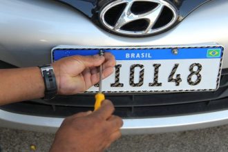 Placa de automóvel regularizada pelo Detran