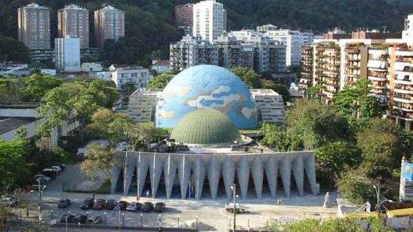 Terreno onde funciona o Planetário do Rio será usado para quitar dívidas trabalhistas da Cehab, decidiu a Justiça do Trabalho.