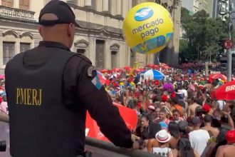 Policial acompanha desfile de bloco de carnaval no Rio
