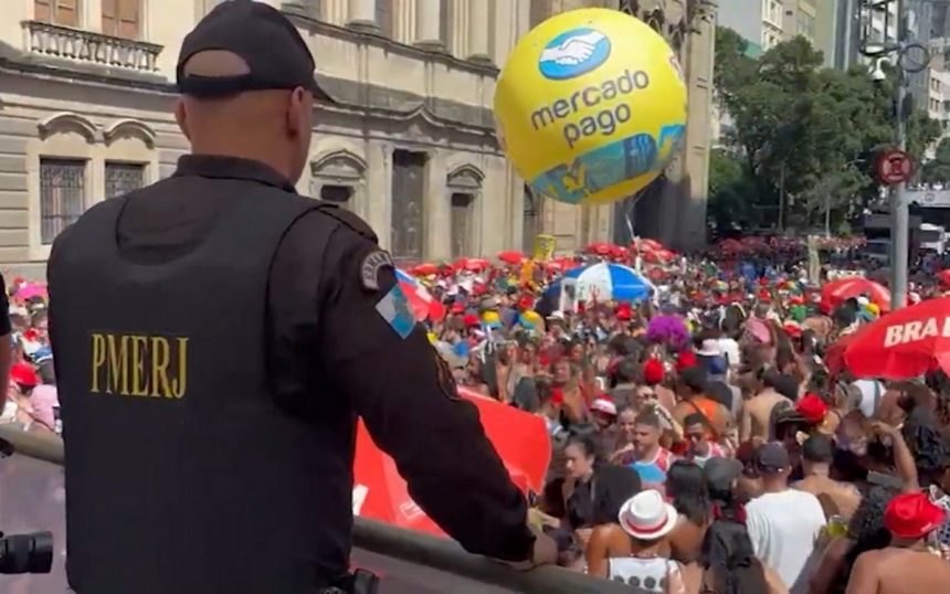 Policial acompanha desfile de bloco de carnaval no Rio