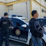 Policiais militares saindo para cumprir mandados contra acusados de envolvimento com a máfia do cigarro