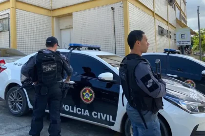 Policiais militares saindo para cumprir mandados contra acusados de envolvimento com a máfia do cigarro