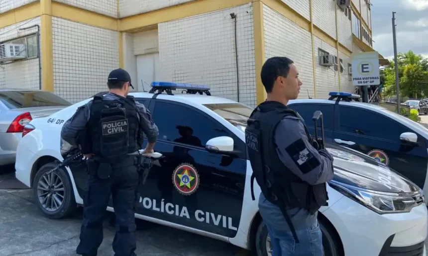 Policiais militares saindo para cumprir mandados contra acusados de envolvimento com a máfia do cigarro