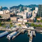 Vista aérea do Centro do Rio, com prédios corporativos e a região da Praça XV ao fundo: estoque de escritórios de alto padrão encolhe e pressiona empresas em busca de lajes maiores.