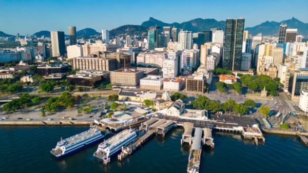 Vista aérea do Centro do Rio, com prédios corporativos e a região da Praça XV ao fundo: estoque de escritórios de alto padrão encolhe e pressiona empresas em busca de lajes maiores.