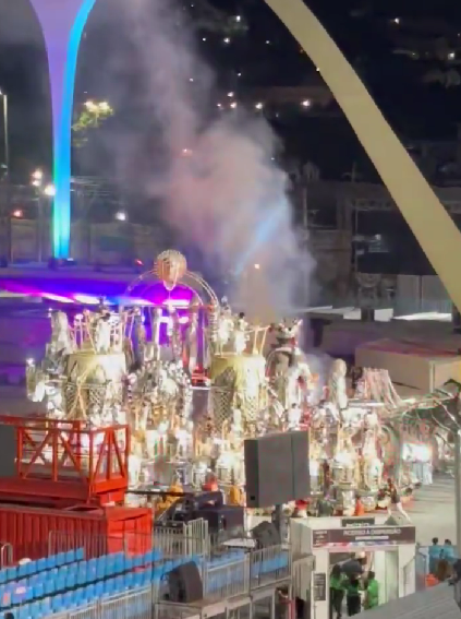Carro alegórico da União de Maricá é atingido por princípio de incêndio